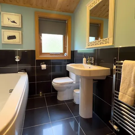 Sky Lodge, Great Ayton Spacious Dog Friendly Lodge With Hot Tub And On Site Bistro 펜션