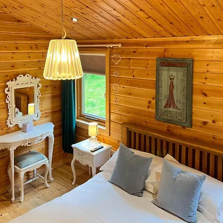 Sky Lodge, Spacious Dog Friendly With Hot Tub And On Site Bistro