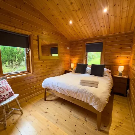 Sky Lodge, Spacious Dog Friendly With Hot Tub And On Site Bistro بيت للعطل غريت آيتون