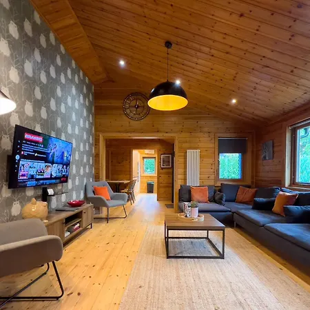 Sky Lodge, Spacious Dog Friendly With Hot Tub And On Site Bistro بيت للعطل غريت آيتون