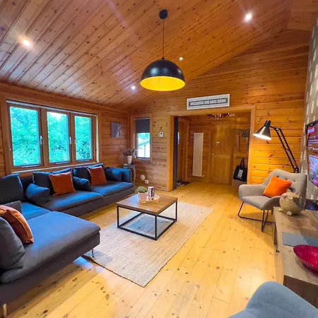 Sky Lodge, Spacious Dog Friendly With Hot Tub And On Site Bistro *